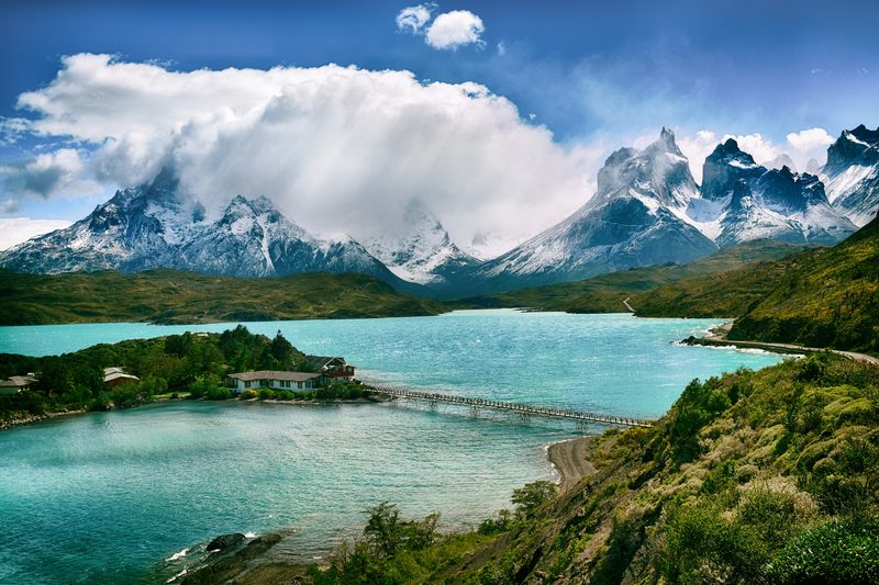 Torres del Paine com lago turquesa e ponte na Patagônia